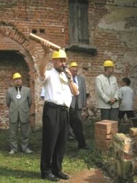 Pfarrer Breit mit der Kupferh&uuml;lse